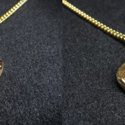 Goldene Kette mit rundem Anhänger