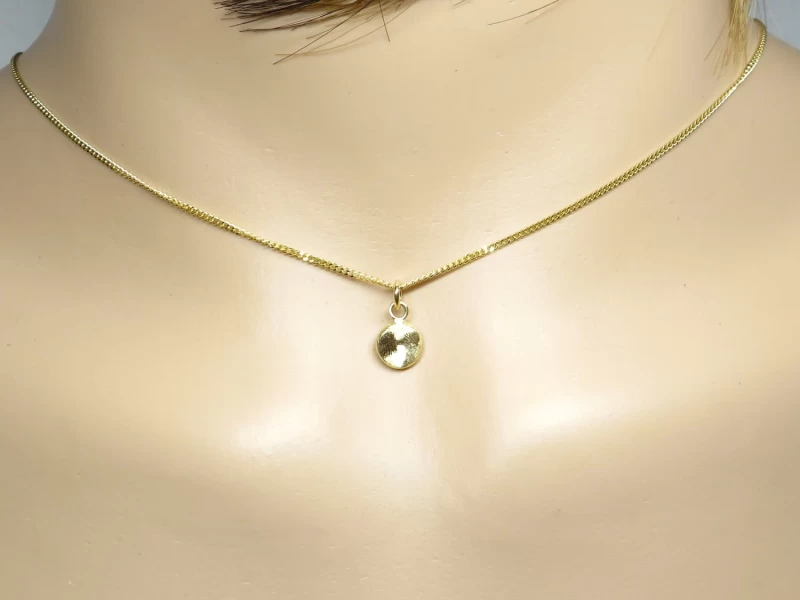 Goldene Kette mit rundem Anhänger
