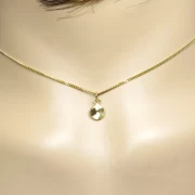 Goldene Kette mit rundem Anhänger