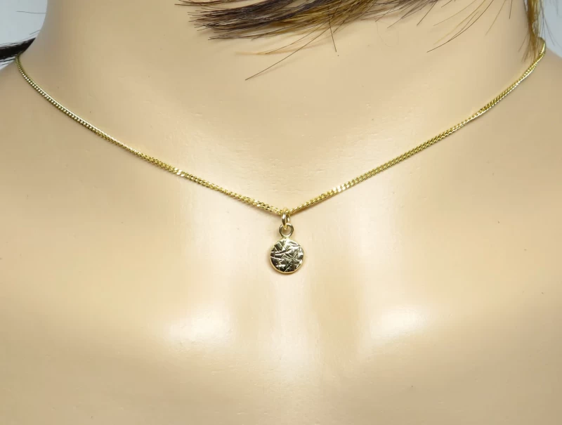 Goldene Kette mit rundem Anhänger