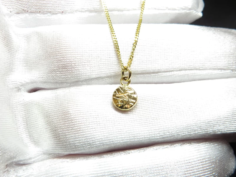 Goldene Kette mit rundem Anhänger