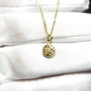 Goldene Kette mit rundem Anhänger