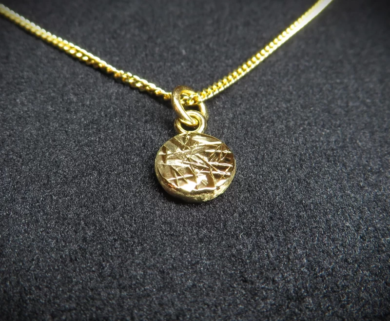 Goldene Kette mit rundem Anhänger