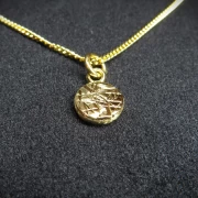 Goldene Kette mit rundem Anhänger