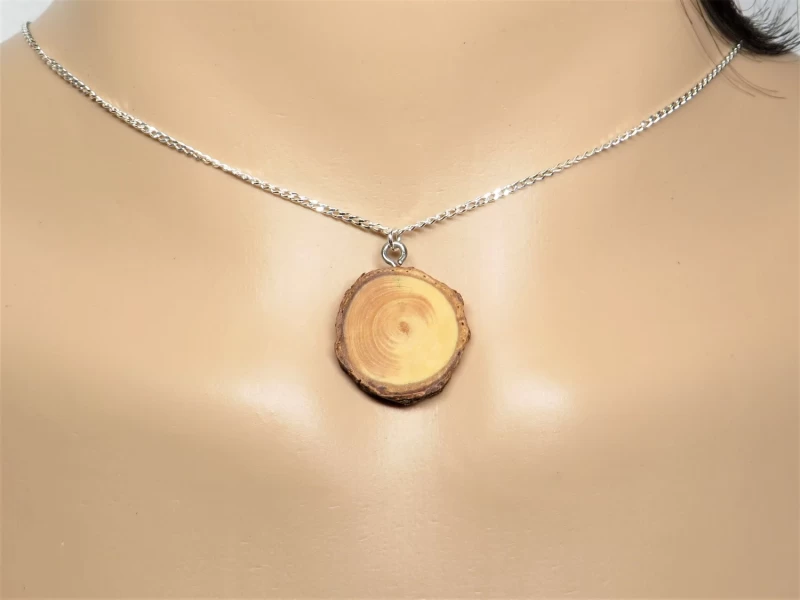 Kette mit Holzanhänger