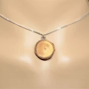 Kette mit Holzanhänger