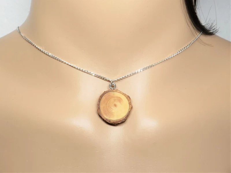 Kette mit Holzanhänger