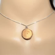 Kette mit Holzanhänger