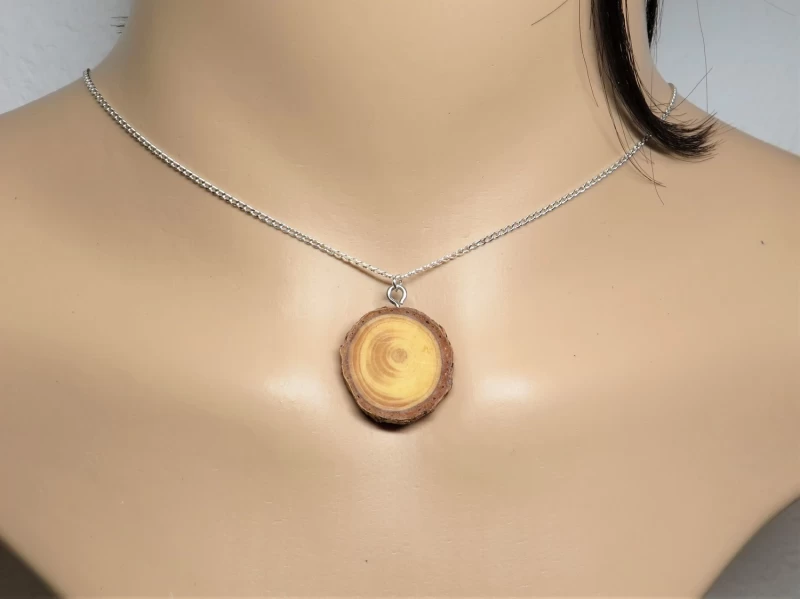 Kette mit Holzanhänger