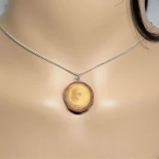 Kette mit Holzanhänger