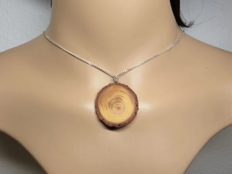 Kette mit Holzanhänger