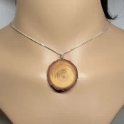 Kette mit Holzanhänger