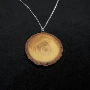 Kette mit Holzanhänger