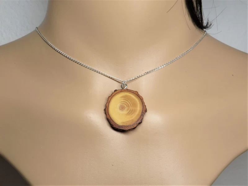 Kette mit Holzanhänger