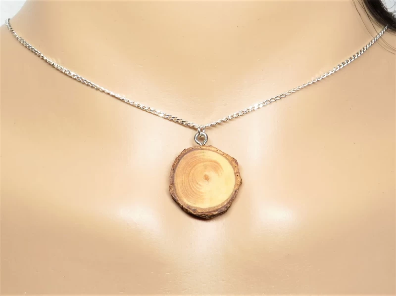 Kette mit Holzanhänger