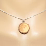 Kette mit Holzanhänger