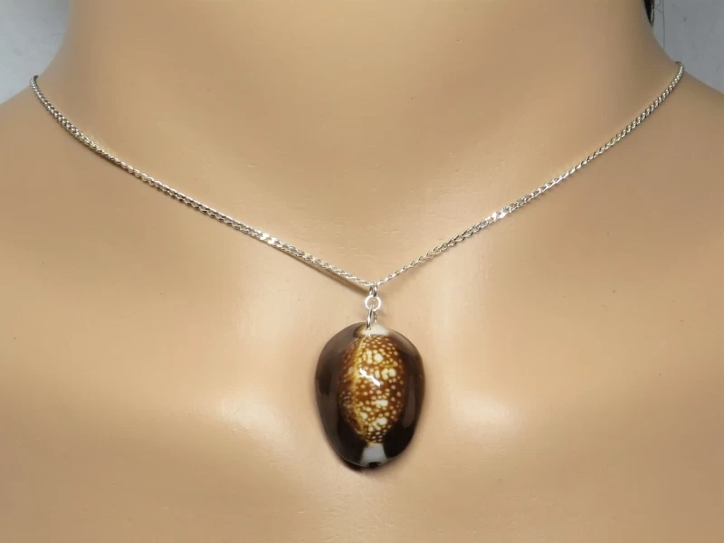 Kette mit Muschelanhänger