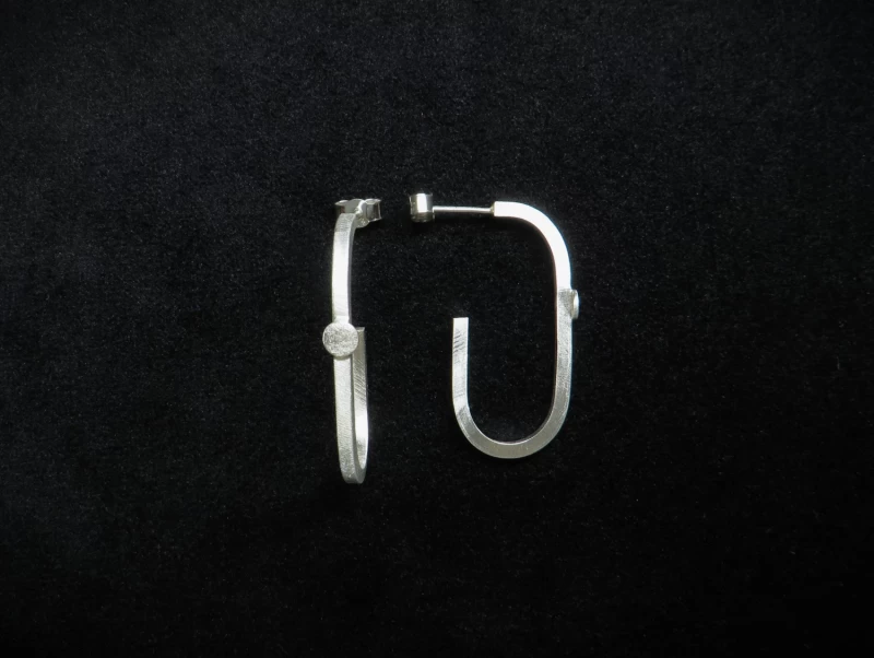 Ohrstecker gebogen