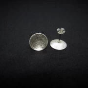 Ohrstecker gebürstet