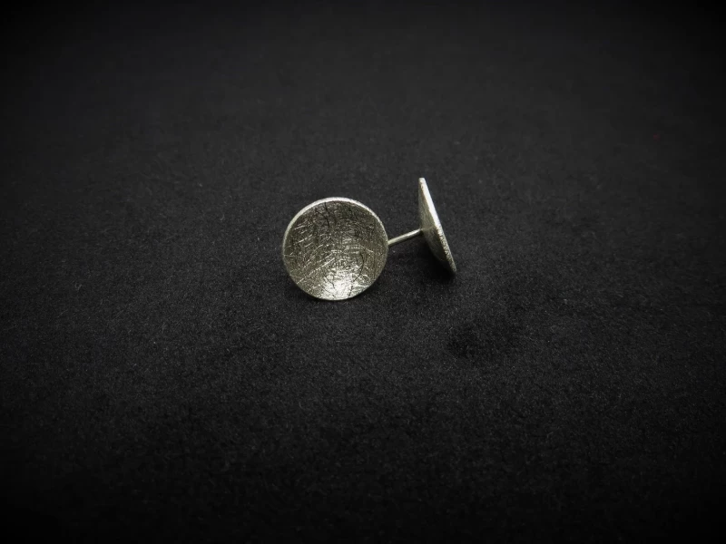 Ohrstecker gebürstet