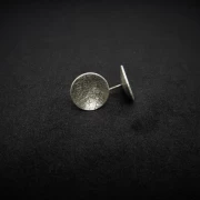 Ohrstecker gebürstet