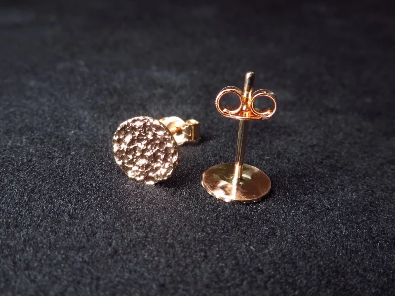 Ohrstecker rosegold gehämmert