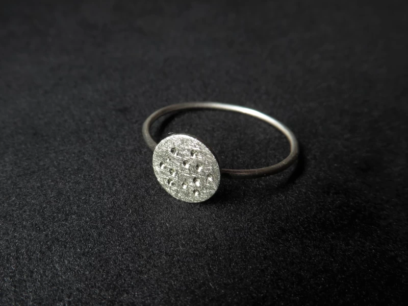 Ring mit Plättchen